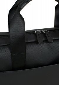 Borsa nera per laptop in materiale nylon testurizzato, con chiusura a doppia cerniera e manici resistenti. Presenta un design elegante e minimalista.