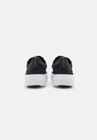 Sorte mesh sneakers med et lavprofil design, der har en hvid tekstureret sål og en bagpåtrækstap til nem påtagning.