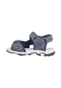 Sandali con motivo camouflage blu, dotati di cinturini regolabili, suola bianca, suola in gomma testurizzata e dettagli di cucitura rinforzati.