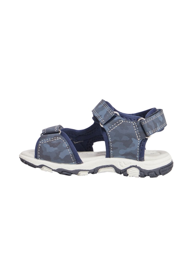 Sandali con motivo camouflage blu, dotati di cinturini regolabili, suola bianca, suola in gomma testurizzata e dettagli di cucitura rinforzati.