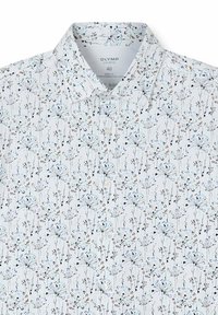 Weißes Hemd mit Knopfleiste und weit ausgestelltem Kragen, das ein zartes Blumenmuster in Blau, Beige und Schwarz aufweist, mit dem Etikett Olymp Level Five Größe 40.