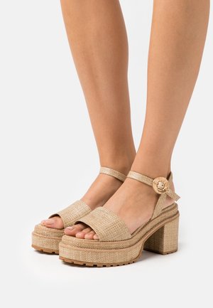 Cult Gaia Sandales à talons hauts - beige