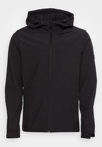 Chaqueta suave negra tipo softshell con capucha, cierre frontal con cremallera y bolsillos, con una textura suave y acentos de costura. Adecuada para uso al aire libre.