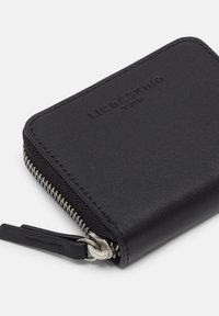 Czarny, kompaktowy portfel skórzany z srebrnym zamkiem błyskawicznym oraz wytłoczonym logo "Liebeskind Berlin" na gładkiej powierzchni.