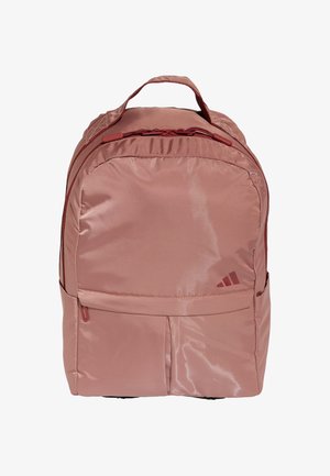 Mochila de nylon rosa con una textura suave, que cuenta con un bolsillo frontal, un asa superior y un detalle de logo en rosa oscuro. Cierre con cremallera.