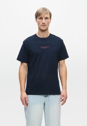 Granatowa bawełniana koszulka z krótkim rękawem, okrągłym dekoltem i nadrukowanym napisem "DENIM DESIGN STUDIO Od 2007" na klatce piersiowej.