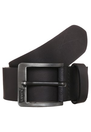 Ceinture en cuir noir roulée avec une boucle carrée en métal argenté portant le logo Levi's gravé sur le cadre.
