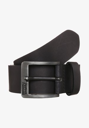Ceinture en cuir noir roulée avec une boucle carrée en métal argenté portant le logo Levi's gravé sur le cadre.