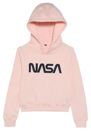 Rozā kapucīte, izgatavota no mīkstas auduma, ar lielu melnu "NASA" logotipu centrā priekšpusē. Tai ir aukliņu kapuce un ribotas aproces.