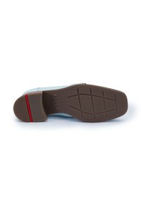 Suola di scarpa azzurro chiaro con un fondo in gomma marrone testurizzato, caratterizzata da un motivo a zigzag e una striscia rossa di accentuazione vicino al tallone.