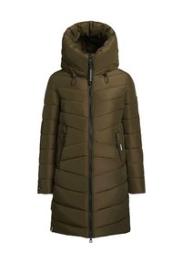 Polstret parka i olivengrøn med høj krave, lynlåslukning og to sidelommer med sort hardware. Har et chevron-quiltet mønster.