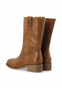 Pruunid nahast pahkluu saapad, millel on ümmargune varvas, madal virnastatud konts ja tõmblõng. Sujuv tekstuur ja õmbluspink küljel.