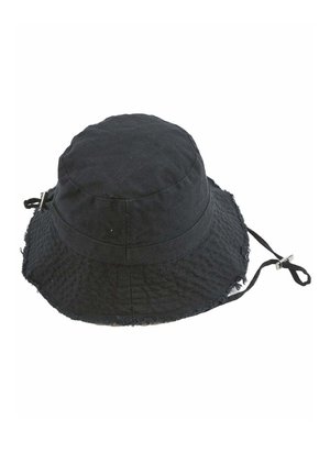 Sombrero tipo bucket negro con ala ancha deshilachada y correa ajustable para la barbilla con deslizador metálico, mostrado sobre un fondo blanco.