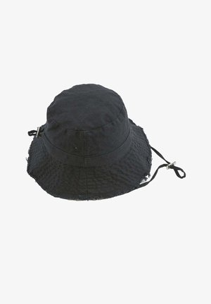 Czarny kapelusz typu bucket z szerokim, postrzępionym rondem i regulowanym paskiem pod brodę z metalowym suwakiem, pokazany na białym tle.