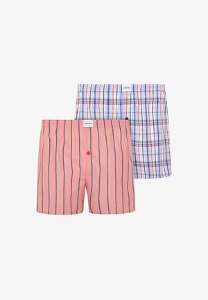 Zwei Paar Jockey-Boxershorts: eines pfirsichfarben mit vertikalen blauen Streifen und einem roten Knopf, eines weiß mit blau-rotem Karomuster.