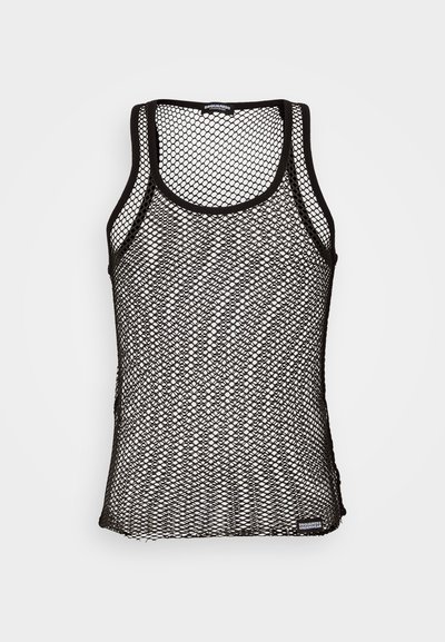Schwarzes Netz-Top mit Rundhalsausschnitt und weiten Armlöchern, das mit einem großen Rautenmuster und einem kleinen Logoschild an der Seite versehen ist.