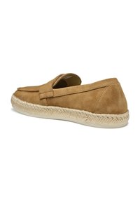 Scarpa slip-on in suede marrone chiaro con suola in espadrilles intrecciata, presenta una punta arrotondata e un piccolo'apertura nella parte anteriore.