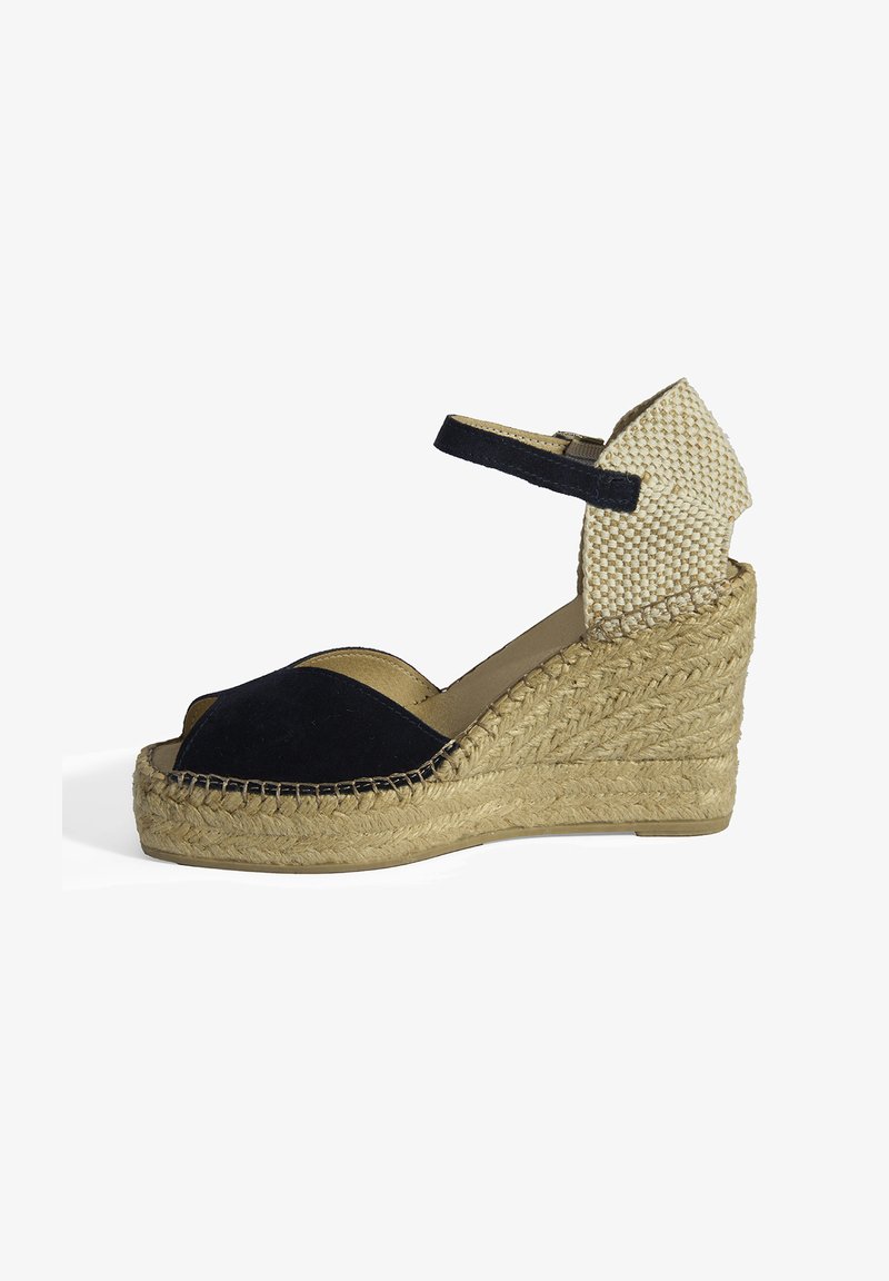 Sandales à talons compensés en suede noir avec un talon en jute tressé, design à bout ouvert, bride de cheville et accent en tissu texturé à l'arrière.