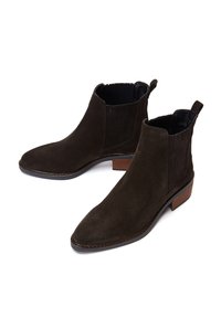 Stivali alla caviglia in suede marrone con punta appuntita, pannelli laterali elasticizzati e piccole linguette, caratterizzati da un tacco a blocco di legno.