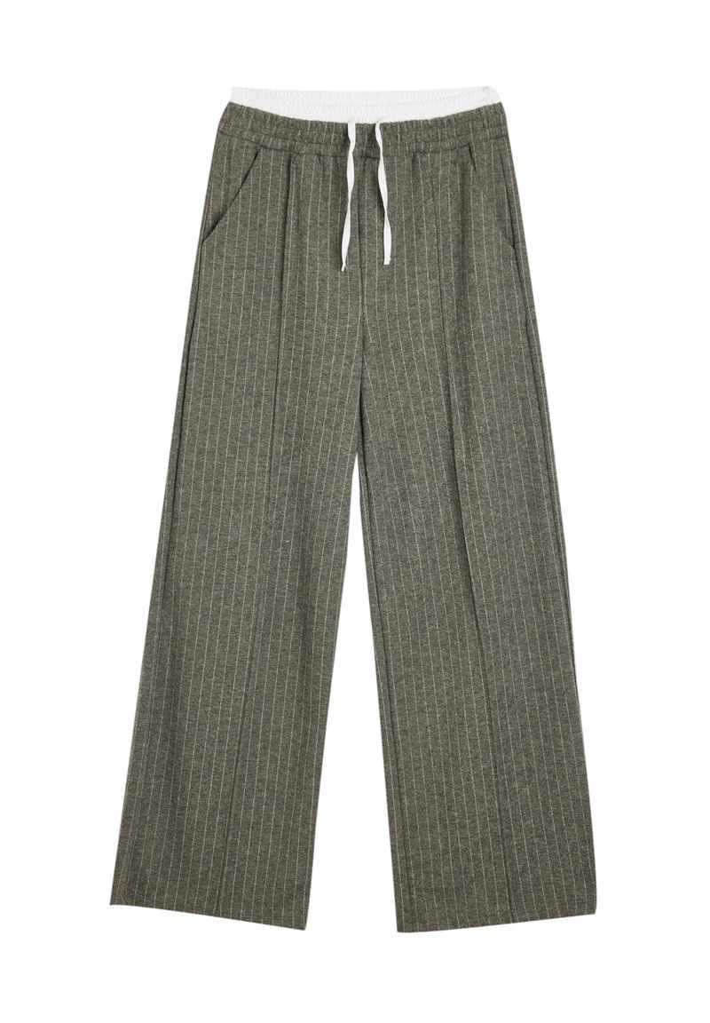Grijze wijde broek met verticale witte strepen. Elastische tailleband met trekkoord. Zakken aan de zijkant. Zachte stofstructuur.