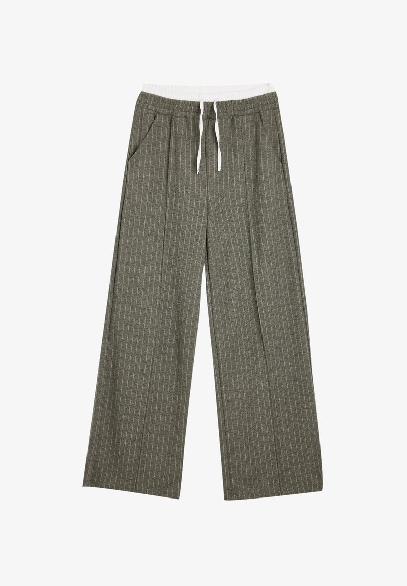 Pantalons gris à jambes larges avec des rayures blanches verticales. Ceinture élastique avec cordon de serrage. Poches latérales. Texture de tissu douce.