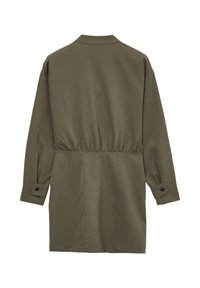 Camicia a maniche lunghe verde oliva con vita arricciata, polsini con bottone e taglio dritto, realizzata in tessuto morbido con una leggera lucentezza.