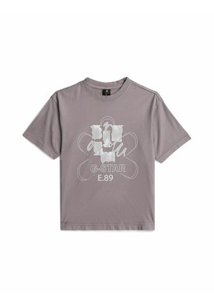 T-shirt gris à manches courtes avec un design abstrait blanc et le texte "G-STAR E.89" sur le devant.
