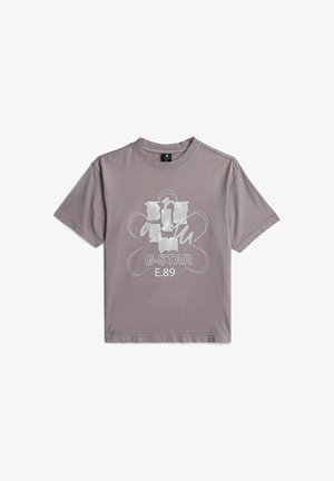 T-shirt grigia a maniche corte con design astratto bianco e testo "G-STAR E.89" sul davanti.