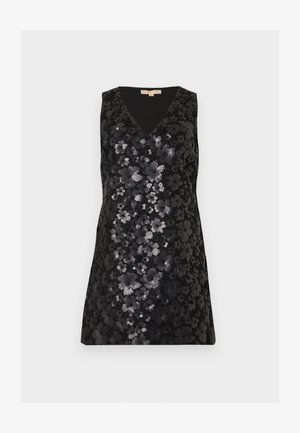 Robe noire sans manches à col en V avec dentelle florale superposée et ornements en sequins sur le devant et les côtés.