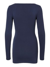 T-shirt à manches longues en bleu marine, fabriqué en tissu doux et extensible. Il présente un col bateau étroit et une silhouette ajustée. Uni sans motifs visibles.