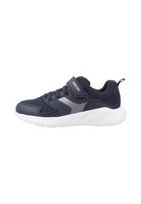 Scarpa sportiva blu navy con materiale in rete e sintetico, suola bianca, lacci elastici e strap in Velcro. Presenta un design a strisce sul lato.