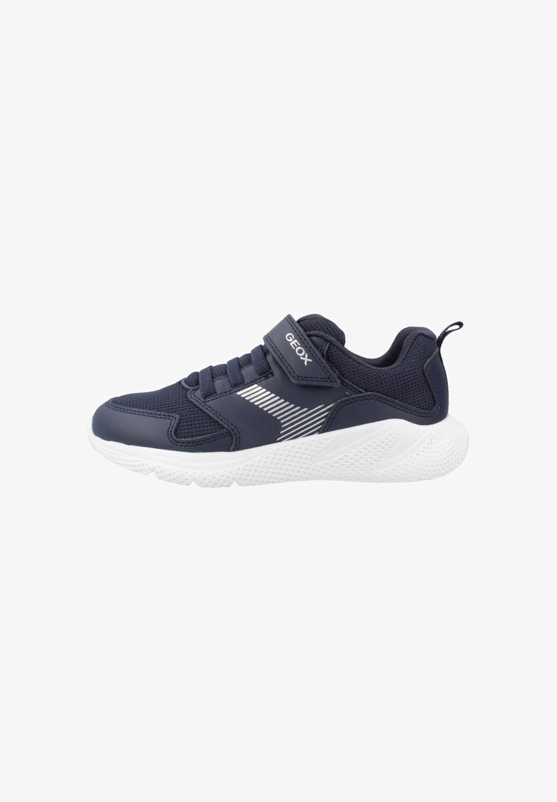 Scarpa sportiva blu navy con materiale in rete e sintetico, suola bianca, lacci elastici e strap in Velcro. Presenta un design a strisce sul lato.