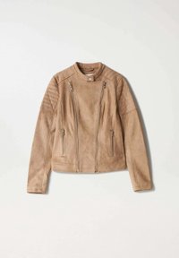 Giacca biker in suede marrone chiaro con spalle trapuntate, colletto rialzato con bottone a pressione e multiple tasche frontali con zip verticali.