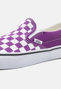 Vans CLASSIC SLIP-ON UNISEX - Belebújós cipők - purple