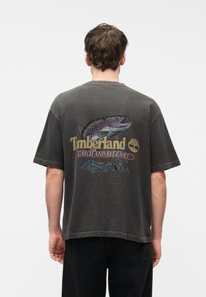 FLY FISHING’ GRAPHIC TEE - Camiseta estampada - black