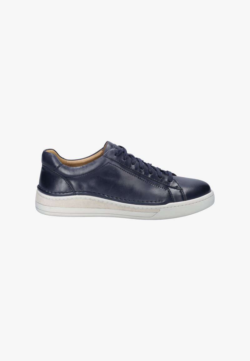 Marineblauwe leren sneaker met een ronde neus, witte rubberen zool en contrasterende beige accenten. Voorzien van platte veters en minimale stikdetails.