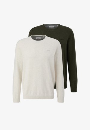 Dwa swetry z długim rękawem i okrągłym dekoltem, jeden kremowy z przodu, a drugi ciemnozielony z tyłu, oba z subtelnymi logo marki na piersi.