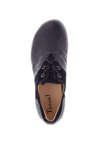 Schwarzer Lederschuh mit einer glatten Oberfläche, versehen mit blauen Wildlederakzenten, runder Zehenform, Schnürdesign und dem Markennamen "Think!" im Inneren.