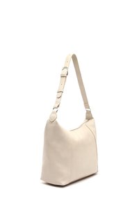 Borsa a spalla in pelle color crema con texture liscia, forma curvata, tracolla regolabile e dettagli in metallo argentato.
