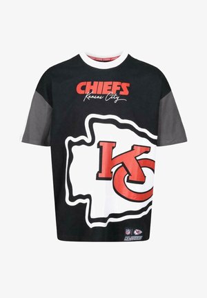 Zwart-witte t-shirt met de tekst "CHIEFS Kansas City", een groot rood "KC" logo en een geometrisch design met grijze accenten. Gemaakt van katoen.