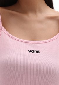 Débardeur côtelé rose avec un col rond et des bretelles courtes, arborant un petit logo noir « vans » sur la poitrine.