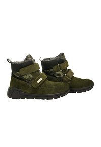 Kinder winterlaarzen in olijfgroen met zwarte zolen, dubbele klittenbandsluitingen, camo-stofaccenten en een fuzzy binnenvoering.