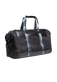 Czarna torba sportowa wykonana z trwałego nylonu, z przesztywnianą skórzaną wstawką, podwójnymi uchwytami u góry oraz niebieskimi paskami z logo. Zamek błyskawiczny z boku.