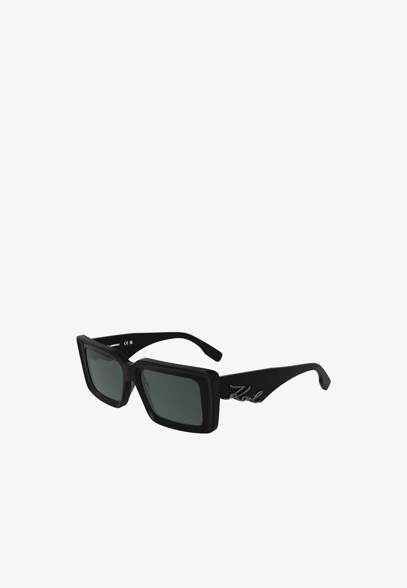 Ochelari de soare rectangulari negri cu lentile întunecate, având un finisaj mat și un accent de logo din metal elegant pe pârghii.