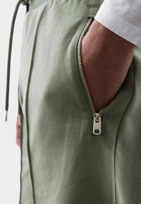 Marks & Spencer REGULAR FIT ELASTICATED WAIST - Teplákové kalhoty - smokey green