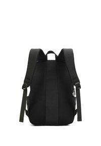 Zwarte rugzak met een mesh achterpaneel, gevoerde schouderbanden en zijzakken. Beschikt over een gladde stof en stevige bevestigingsmaterialen. Eenvoudig, functioneel ontwerp.