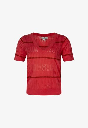 Pull court rouge en maille à manches courtes, col en V et rayures horizontales transparentes sur fond blanc.