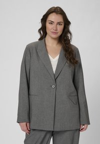 Sacou gri cu dungi fine, cu închidere cu un singur fix, rever tăiat și buzunare frontale. Materialul oferă o textură netedă și o potrivire ajustată.