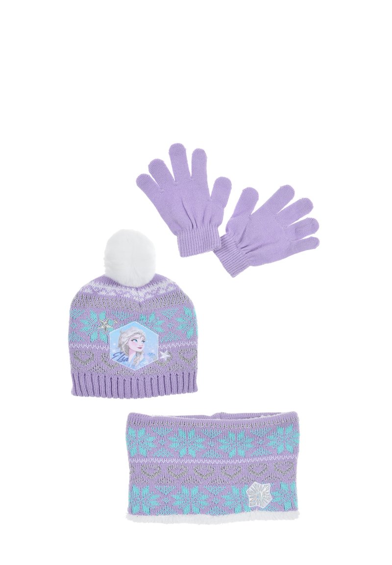 Lila gebreide muts met een witte pompon, met een Frozen-thema patch. Set bevat bijpassende lila handschoenen en een zachte, patroon nekwarmer.