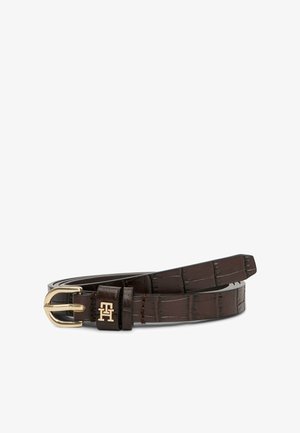 Ceinture en cuir marron avec un motif crocodile, dotée d'une boucle en métal doré et d'un détail du logo sur la sangle en cuir près de la boucle.